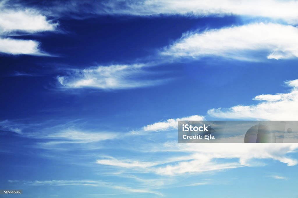 Белые пушистые облака - Стоковые фото 12 часов роялти-фри