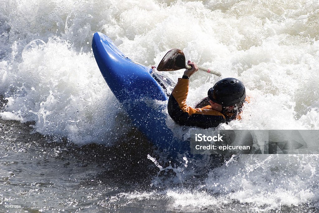 Homme en kayak au Brennan "s vague à Missoula, Montana - Photo de Adolescence libre de droits