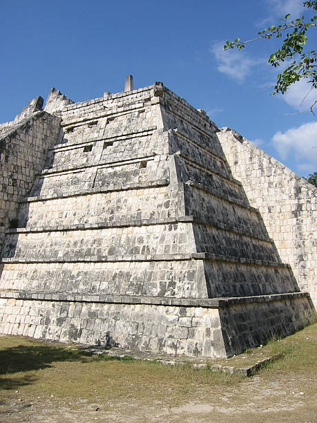 ancient mayan ruins chichen itza mexico - fsachs78 stockfoto's en -beelden