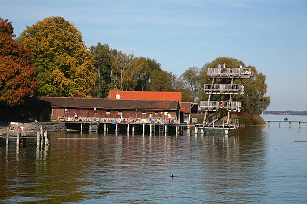 платформа для ныряния на озеро - ammersee стоковые фото и изображения