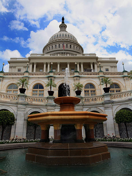 edifício do capitólio dos estados unidos washington dc - capitol hill washington dc capitol building fountain - fotografias e filmes do acervo