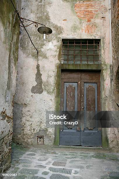 Italiana Alley Foto de stock y más banco de imágenes de Abandonado - Abandonado, Aire libre, Arquitectura