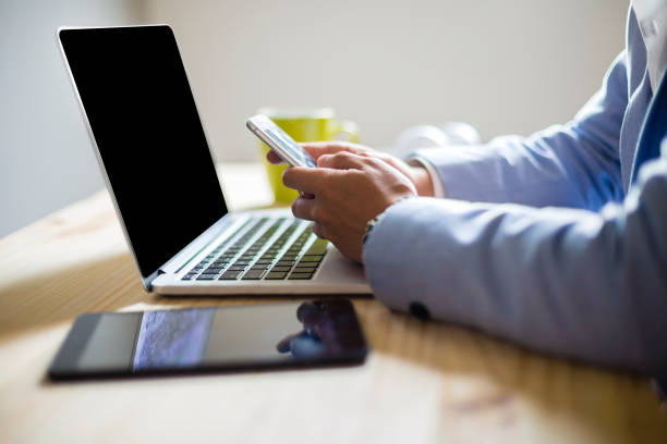 istock Young men working sitting on desk 909222416