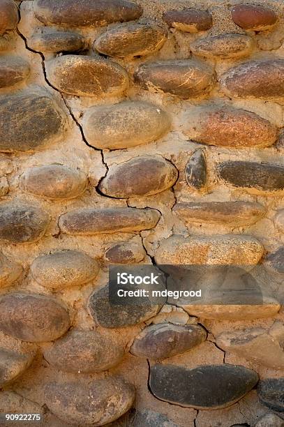 Foto de Rio Parede De Pedra Rachada e mais fotos de stock de Abstrato - Abstrato, Adega - Característica arquitetônica, Antigo