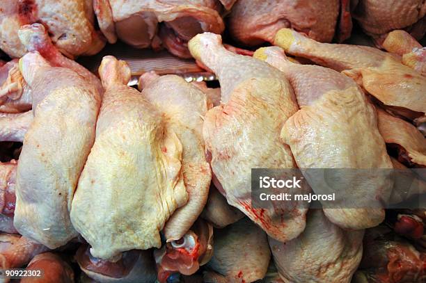 Photo libre de droit de Jambes De La Viande De Poulet Cru banque d'images et plus d'images libres de droit de Aliment - Aliment, Aliment cru, Cuisse de poulet cuite