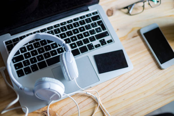 istock Headphones over laptop 909223508
