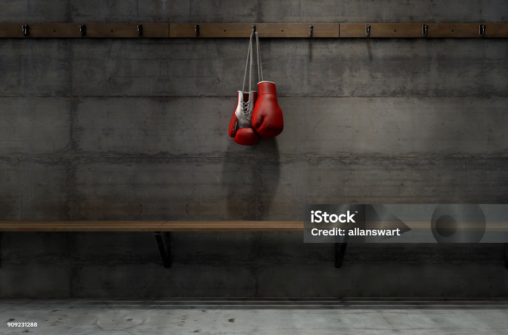 Gants de boxe suspendu dans le vestiaire - Photo de Boxe - Sport libre de droits