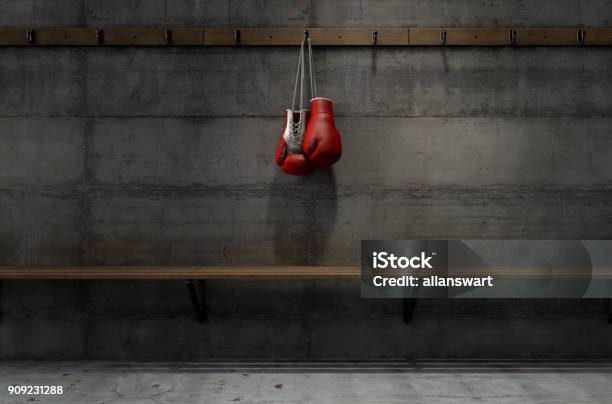 Photo libre de droit de Gants De Boxe Suspendu Dans Le Vestiaire banque d'images et plus d'images libres de droit de Boxe - Sport - Boxe - Sport, Vestiaire - Club de remise en forme, Gant de boxe