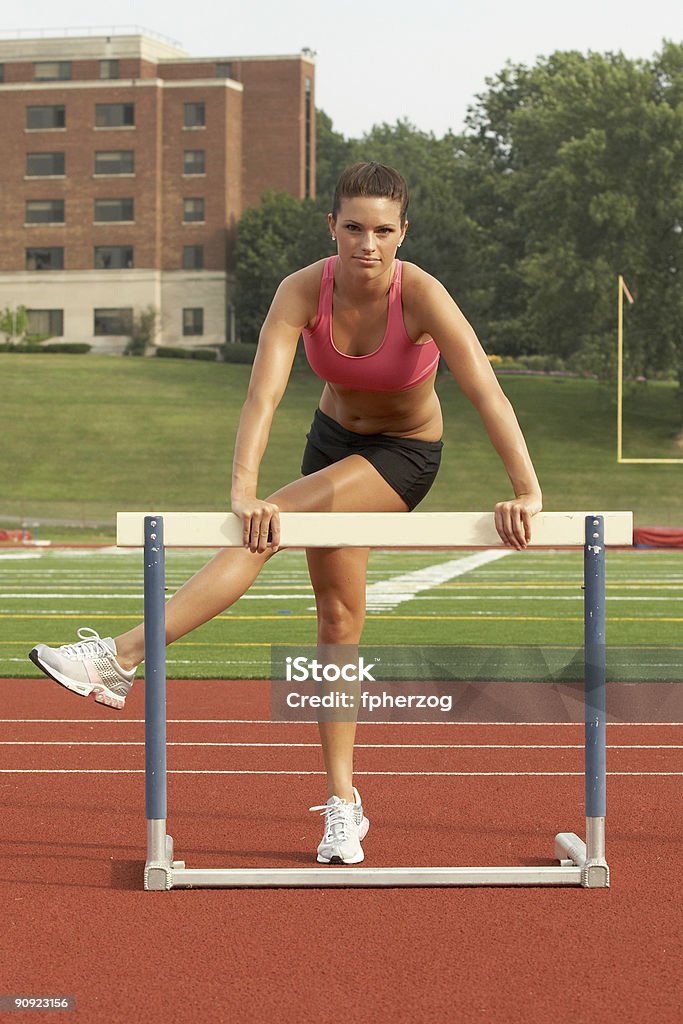 Frau im Sport-BH Erwärmung-up auf Hürde - Lizenzfrei Attraktive Frau Stock-Foto