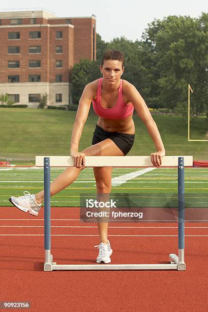 Frau Im Sportbh Erwärmungup Auf Hürde Stockfoto und mehr Bilder von Attraktive Frau - Attraktive Frau, Bralet, Braunes Haar