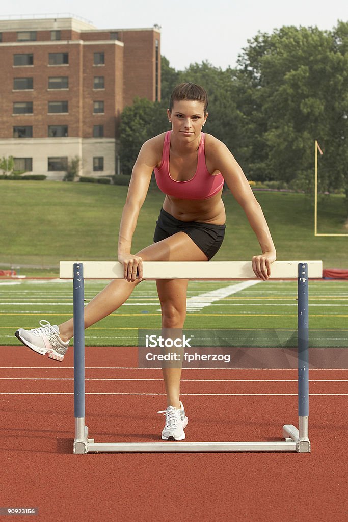 Woman in Sports Bra aperitivo con el obstáculo - Foto de stock de Actividades y técnicas de relajación libre de derechos
