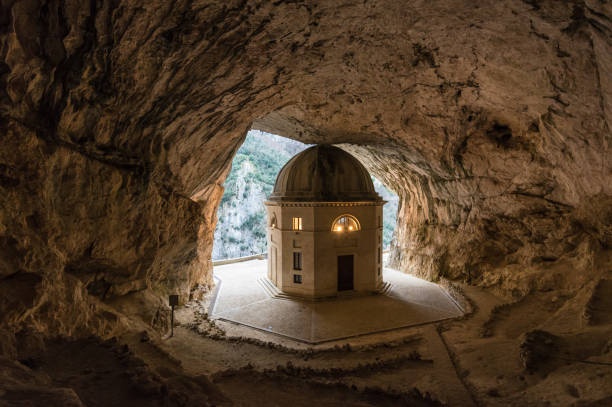 temple de valadier (italie) - dans la grotte de la montagne - poetic photos et images de collection