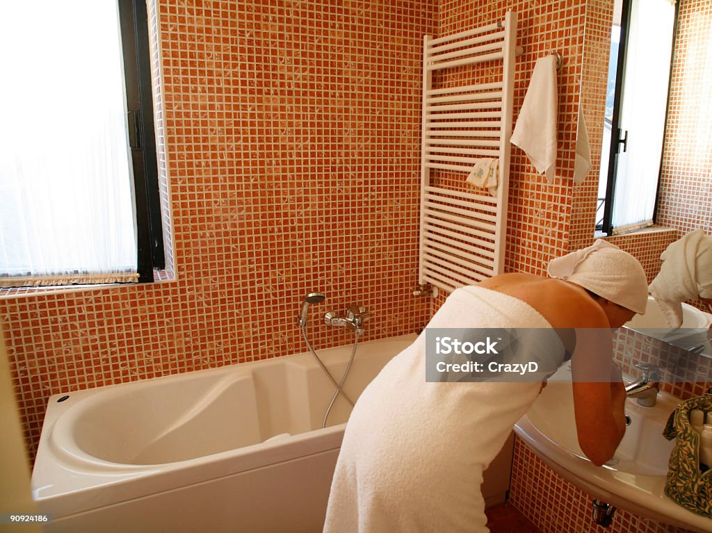 Kobieta w łazience - Zbiór zdjęć royalty-free (Dojrzałe kobiety)