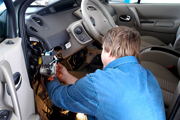 mecánico de coches de trabajo eléctrico de reparación de automóviles - cable car fotografías e imágenes de stock