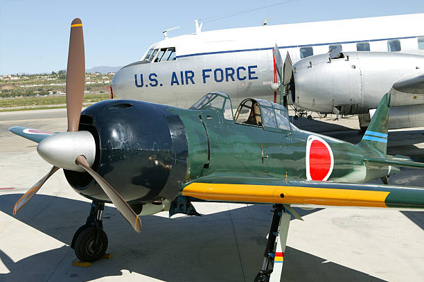 japonês zero estacionados na pista de decolagem - 1941 imagens e fotografias de stock