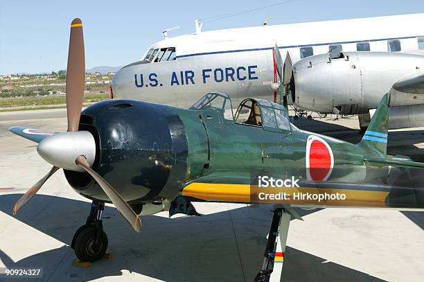 Foto de Japanese Zero Estacionado Na Pista Do e mais fotos de stock de Japão - Japão, EUA, Guerra