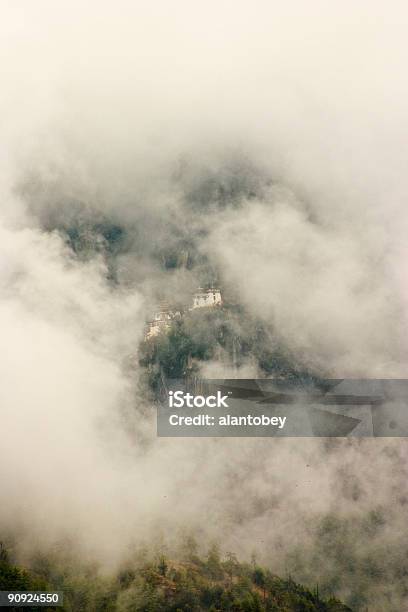 Butão Tigres Nest Mosteiro De Nuvens - Fotografias de stock e mais imagens de Budismo - Budismo, Butão, Fotografia - Imagem