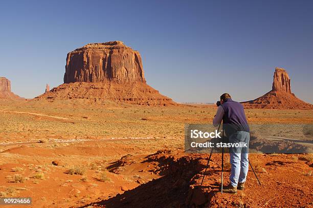 Fotografieren Monument Valley 1 Stockfoto und mehr Bilder von Blau - Blau, Eine Person, Farbbild