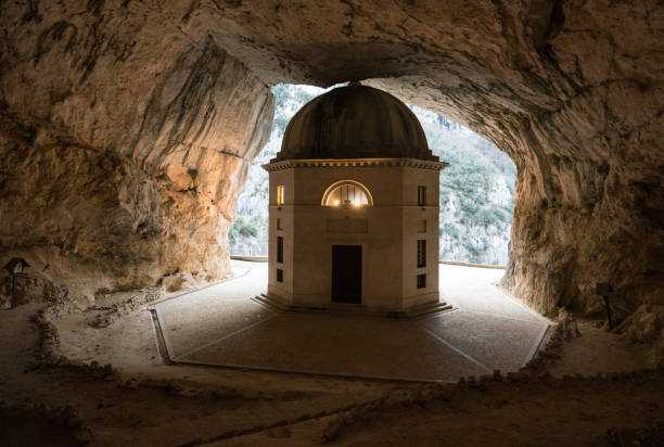 храм валадиера (италия) - в пещере горы - poetic стоковые фото и изображения