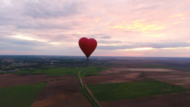 istock Hot air balloon in the sky 909249820