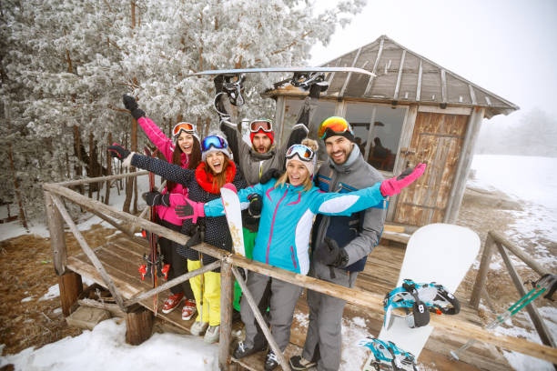 gruppo di sciatori in casa in legno invernale - skiing ski family friendship foto e immagini stock