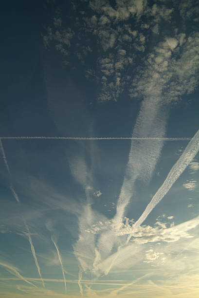 istock Kondensstreifen - Vapour Trails 90925265