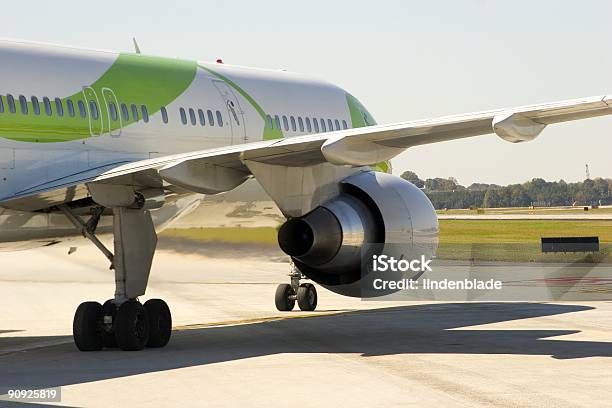 Aero Engine Vicino - Fotografie stock e altre immagini di A mezz'aria - A mezz'aria, Aereo di linea, Aereo privato