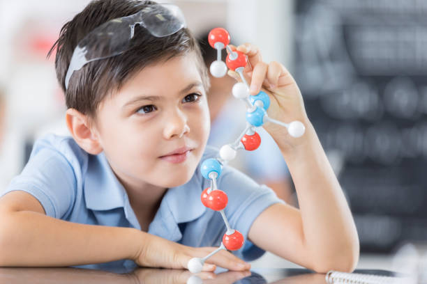 petit garçon analyse structure moléculaire - dna science child education photos et images de collection