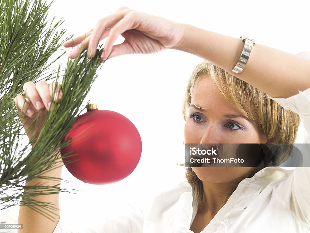 Aislado en blanco mujer joven con bauble de Navidad - Foto de stock de Adorno de navidad libre de derechos