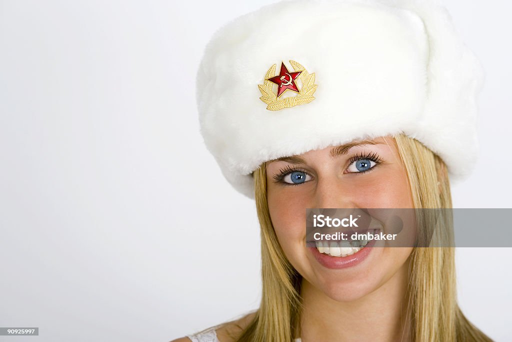 Russa sorridente bella donna In bianco Cappello di pelliccia - Foto stock royalty-free di Abiti pesanti