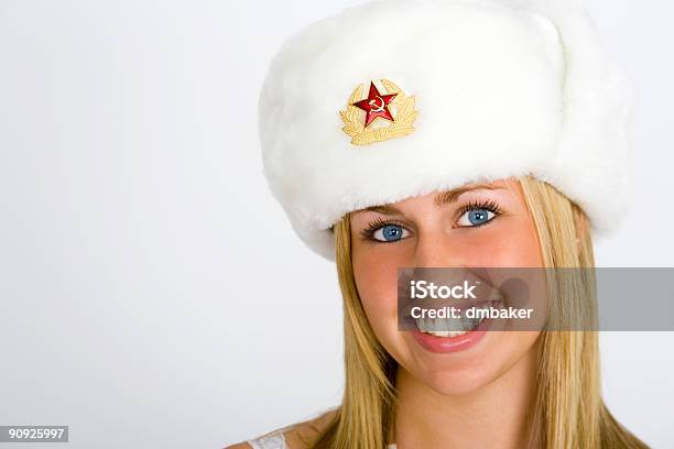 笑顔のロシア美しい女性白い毛皮の帽子 - オフショットのストックフォトや画像を多数ご用意 - オフショット, カラー画像, キャラクター