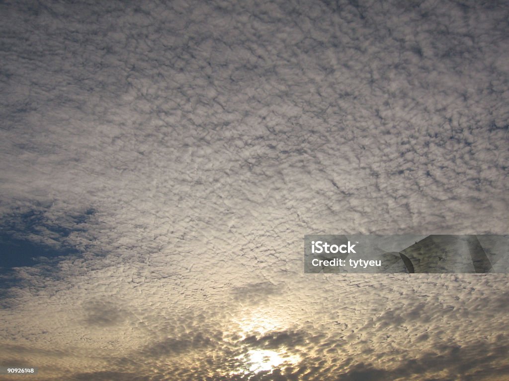 Puesta del sol entre nubes - Foto de stock de Aire libre libre de derechos