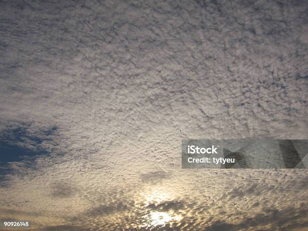 Puesta Del Sol Entre Nubes Foto de stock y más banco de imágenes de Aire libre - Aire libre, Amanecer, Anochecer