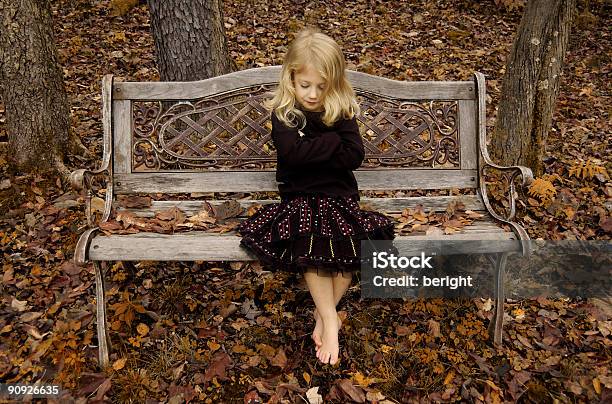アンティークのベンチの少女 - いっぱいになるのストックフォトや画像を多数ご用意 - いっぱいになる, オレンジ色, オーバーン