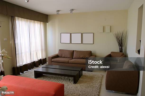 Foto de Interior De Uma Sala De Estar e mais fotos de stock de Apartamento - Apartamento, Artigo de decoração, Cadeira