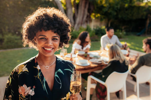 femme souriante à la fête en plein air - présentateur de programmes télé photos et images de collection