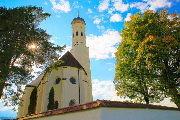 idílica st coloman igreja em allgau, alpes bávaros no outono – fussen e schwangau - alemanha - st colomans church - fotografias e filmes do acervo