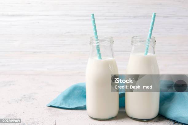 木製の背景に青いストローで牛乳を 2 本 - ミルクのストックフォトや画像を多数ご用意 - ミルク, グラス, ストロー