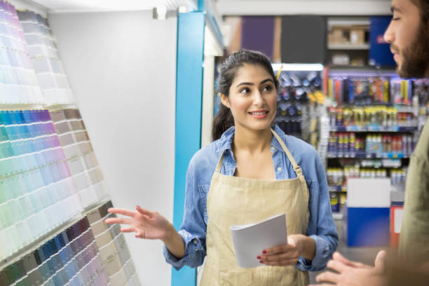 istock Female home improvement store employee assists customer 909271592