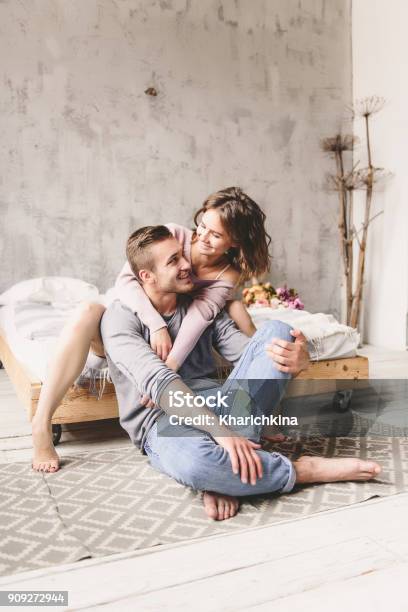 Photo libre de droit de Passionné Beau Couple Dans La Chambre Profitant Des Préliminaires banque d'images et plus d'images libres de droit de Tous types de couple