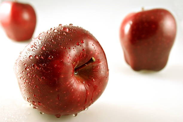 Tres manzanas con profundidad de campo - foto de stock