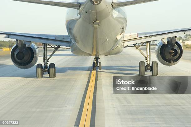 Cerrar Detrás De Avión Foto de stock y más banco de imágenes de Aeropuerto - Aeropuerto, Ala de avión, Aleta de cola - Parte del cuerpo animal