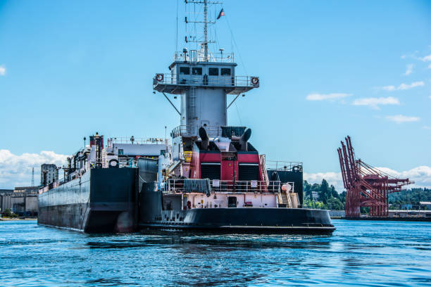 istock Articulated Tug and Barge 909280426
