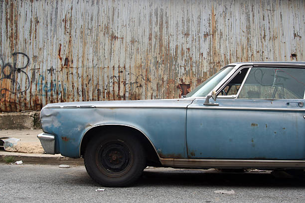 old rusty voiture - obsolète photos et images de collection