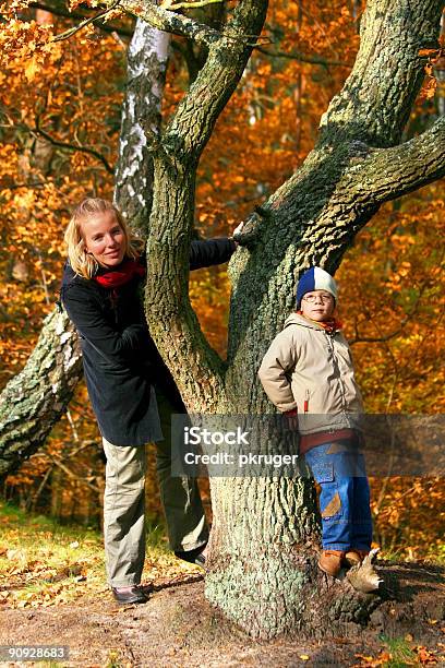 Mãe E Filho Em Um Outono De Madeira - Fotografias de stock e mais imagens de Adulto - Adulto, Alegria, Antropomórfico