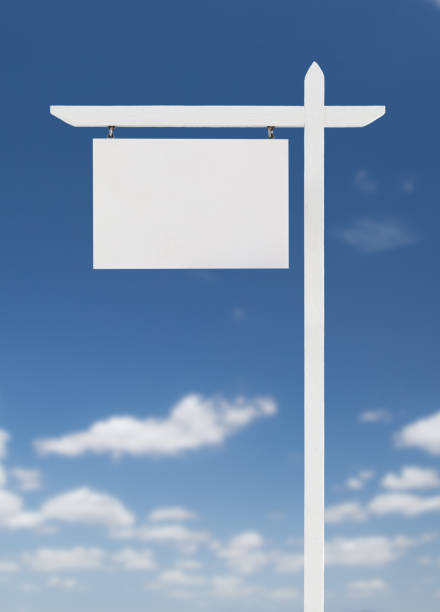 cartello immobiliare vuoto su un cielo blu con nuvole. - real estate vertical usa the americas foto e immagini stock