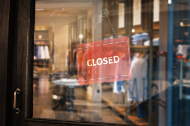 istock Closed Dress Shop 909291484