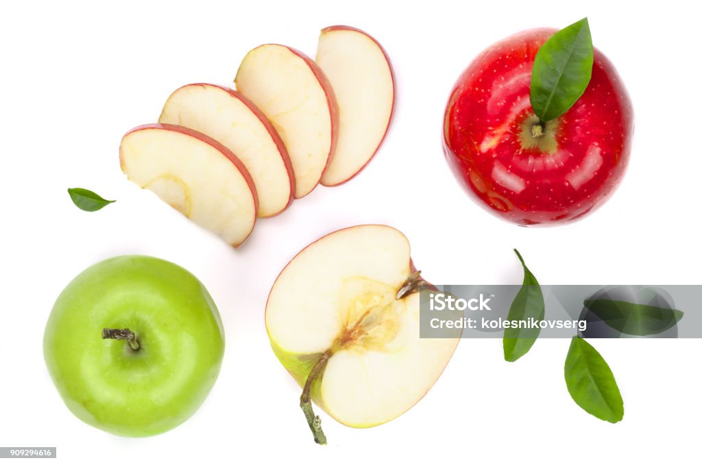 pommes rouges et vertes avec les tranches et les feuilles isolées sur la vue de dessus de fond blanc. Ensemble ou collection. Modèle plat Lapointe - Photo de Haut libre de droits