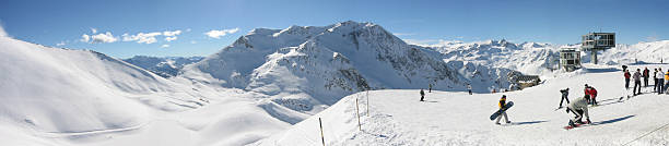 station de ski en français alpes vue panoramique - ski resort winter sport apres ski ski slope photos et images de collection
