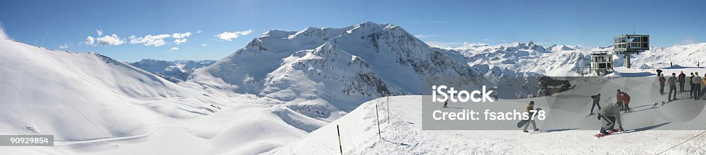 パノラマに広がるスキーリゾート、フランス alpes - レドゥーザルプのロイヤリティフリーストックフォト